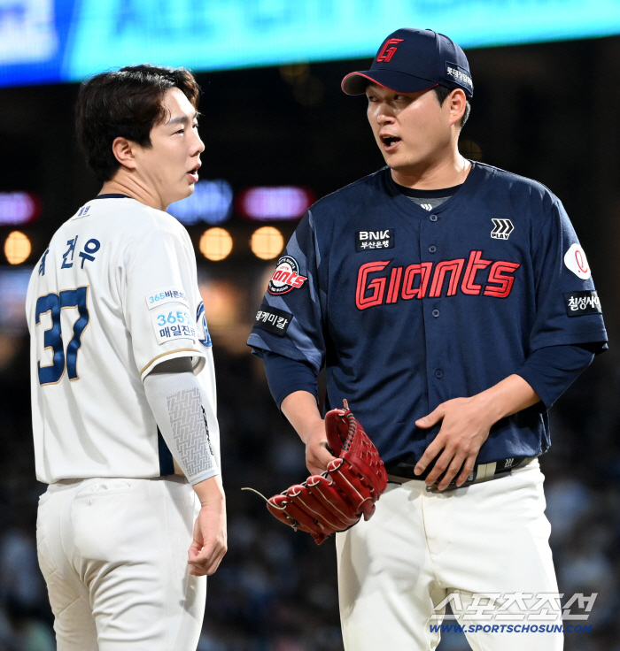  A short conversation with Na Kyun-an and Park Gun-woo, who had the bases loaded with two outs