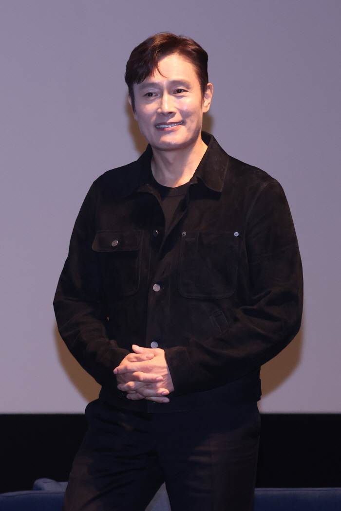  Director Lee Byung-hun and Park Chan-wook? Ponytail hair on the first meeting...I didn't like your first impression