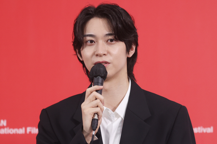  The queer acting was not easy even in the first work of the wedding reception Han Ki-chan..