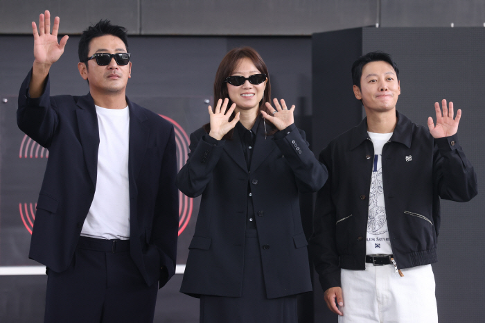Ha Jungwoo, Kong Hyo-jin, and Kim Dong-wook Present 'The People Upstairs' at BIFF 2025