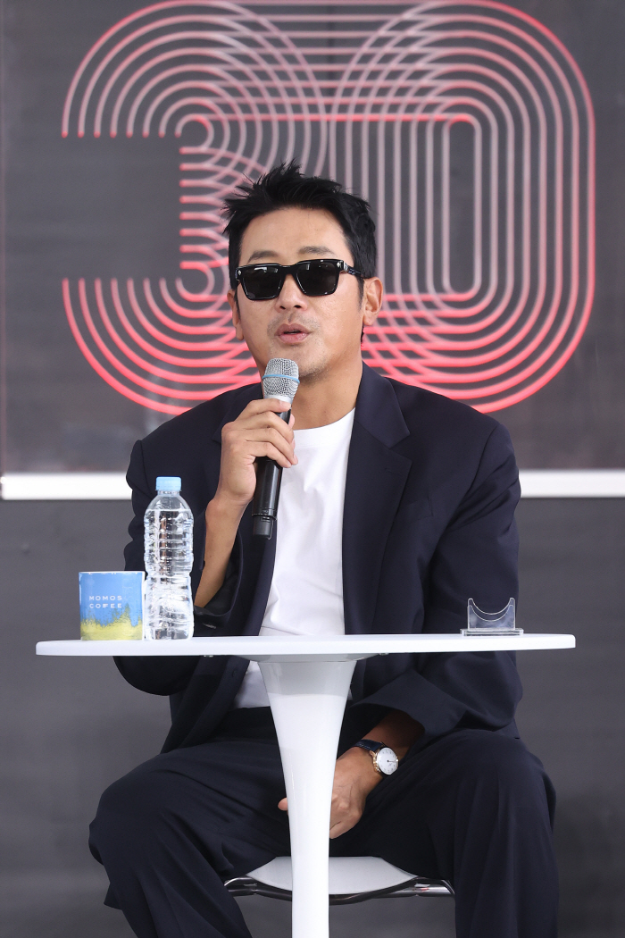 Ha Jungwoo, Kong Hyo-jin, and Kim Dong-wook Present 'The People Upstairs' at BIFF 2025