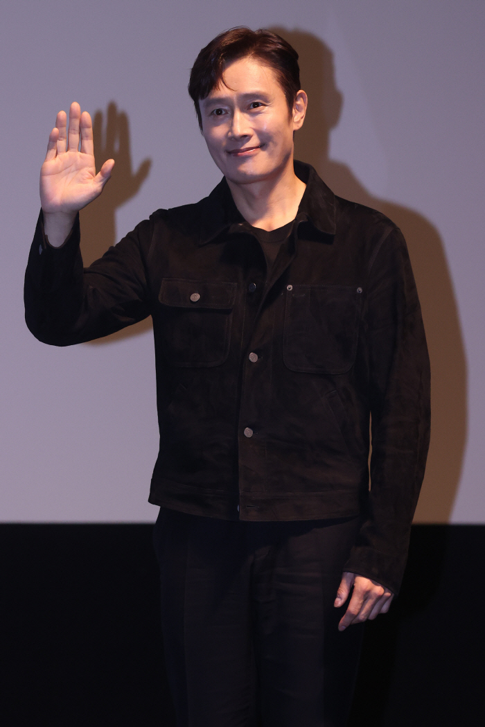  There is no choice but to have a destiny-like relationship with Lee Byung-hun, and Park Chan-wook