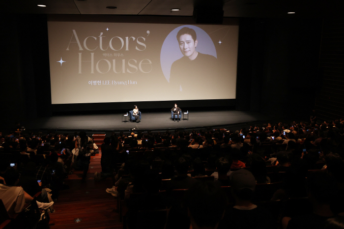  There is no choice but to have a destiny-like relationship with Lee Byung-hun, and Park Chan-wook
