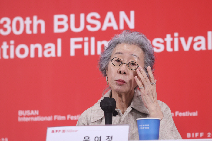  Yoon Yeo-jeong, the wedding reception, asked if she's too mean to the director, not a grandmother at first