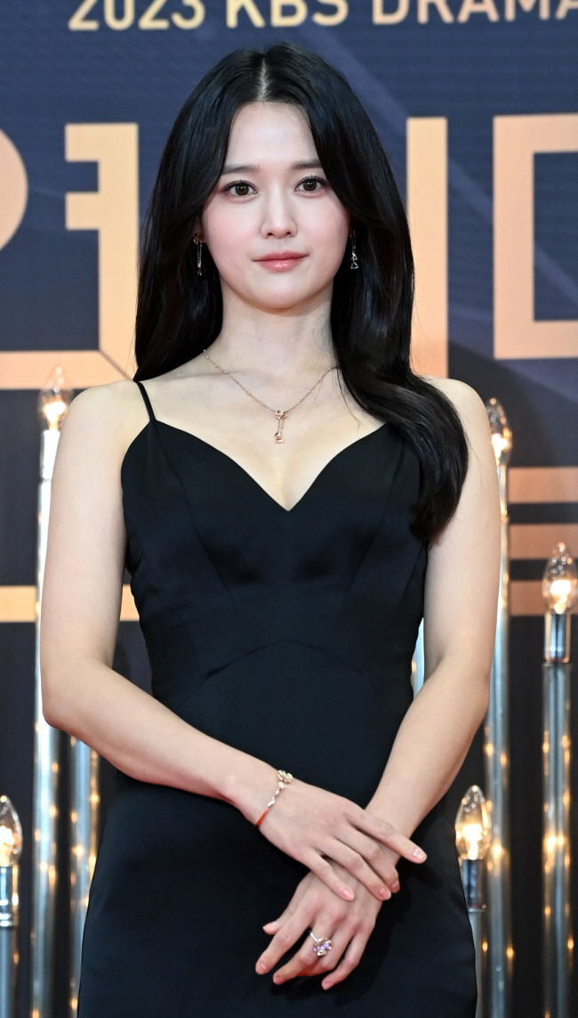 13 siblings, the eldest daughter, and a mother, Nam Bo-ra..Unfair for family rumors (Dongchimi)