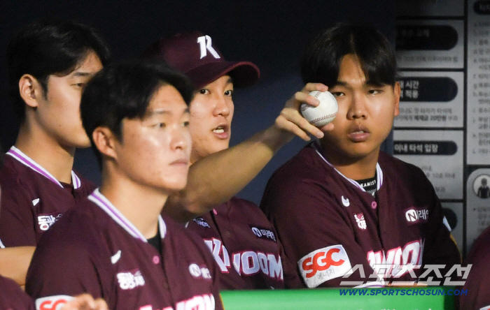 Ahn Woo-jin, who couldn't get a baseball from his hand throughout the game, if it wasn't for an unexpected injury