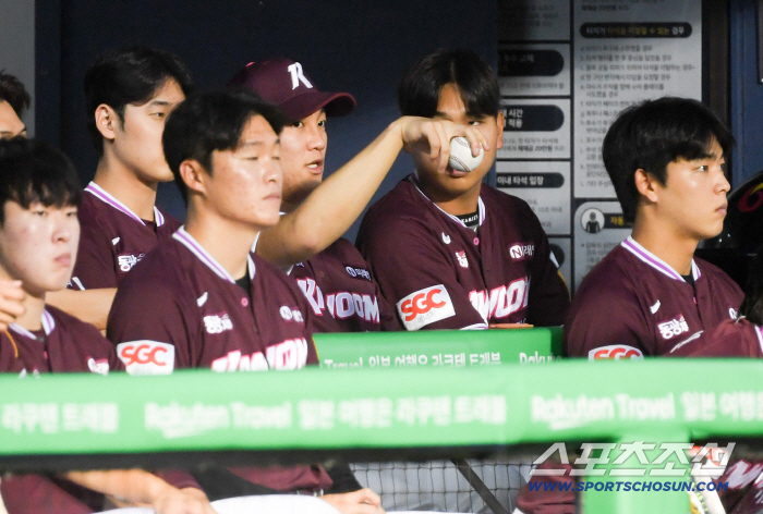 Ahn Woo-jin, who couldn't get a baseball from his hand throughout the game, if it wasn't for an unexpected injury
