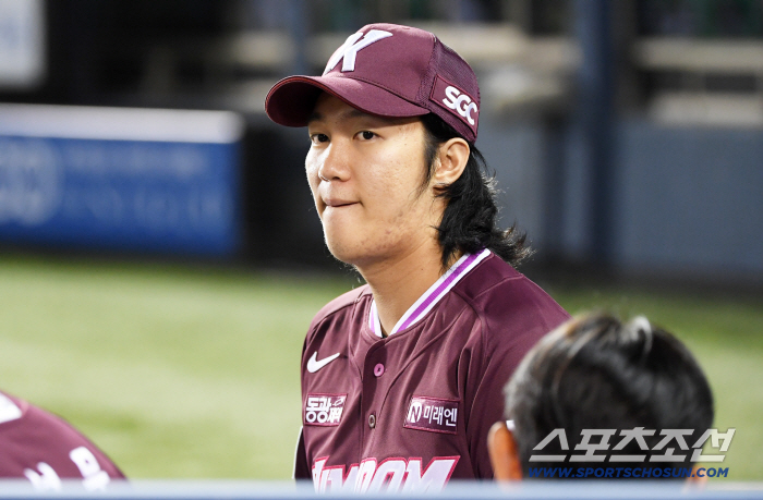 Ahn Woo-jin, who couldn't get a baseball from his hand throughout the game, if it wasn't for an unexpected injury