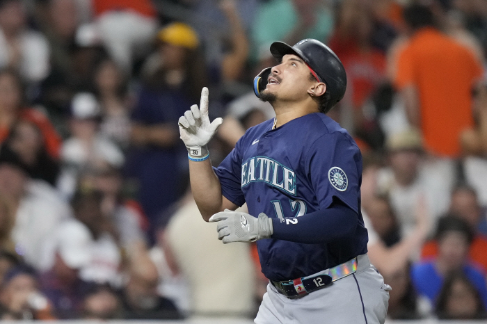 It is the first time in 21 years that we have won the district championship. Seattle wins 40 home runs with four hits on the first day of a three-game series 