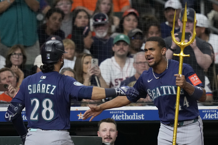It is the first time in 21 years that we have won the district championship. Seattle wins 40 home runs with four hits on the first day of a three-game series 