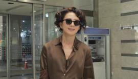 Kim Hee-ae caught her on her way to work by robbing her hair roll from the parking lot. (What)