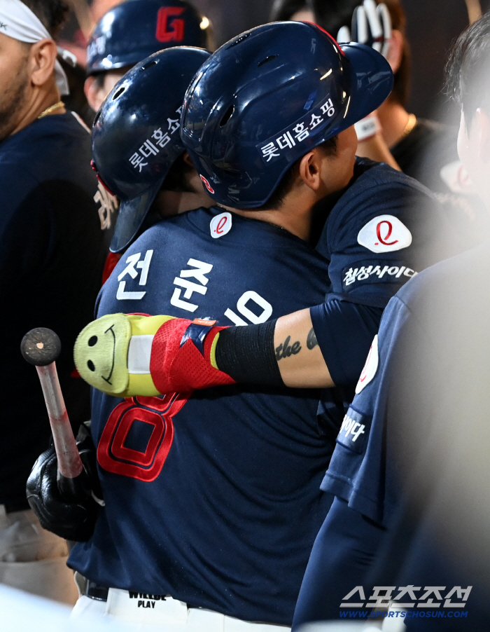 Our captain is back Jeon Jun-woo's three-run and Choi Jun-yong, Ko Seung-min's emotional hug, 4 hits in 41 days of his return to the starting lineup (Changwon site)