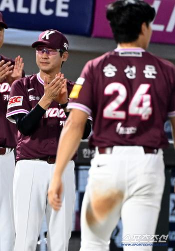  Acting coach Seol Jong-jin applauds for the 15-5 victory