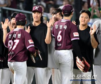  Ahn Woojin, sharing the joy of victory