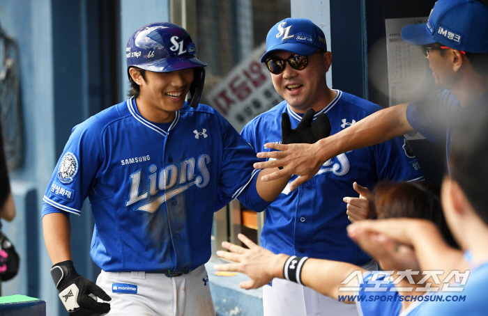  Director Park Jin-man's smile welcoming Lee Jae-hyun