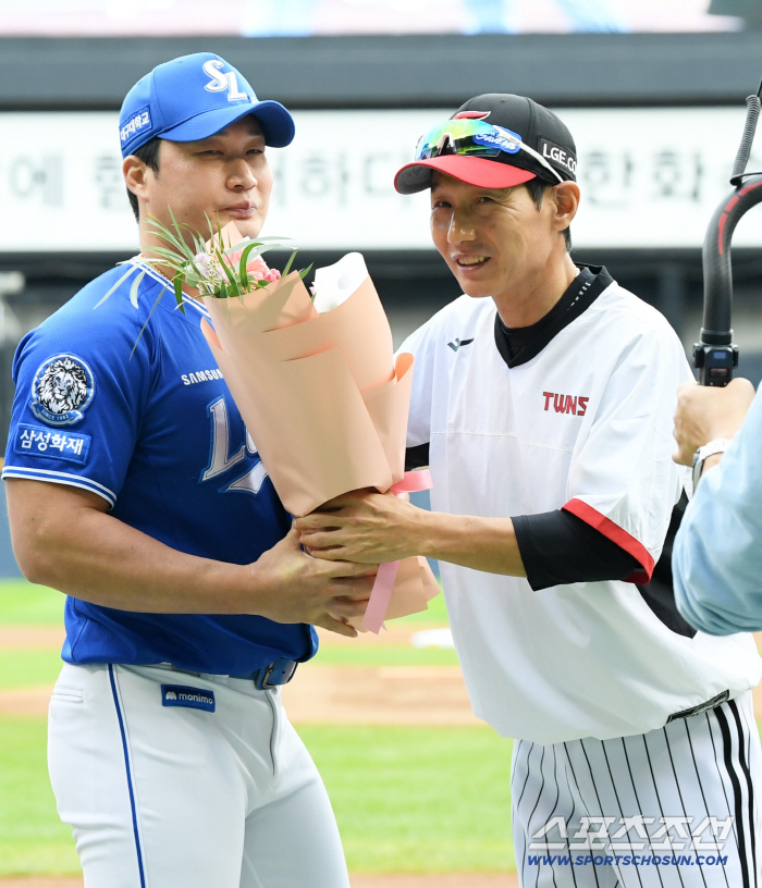  Director Yeom Kyung-yeop gives a bouquet to Oh Seung-hwan who is leaving