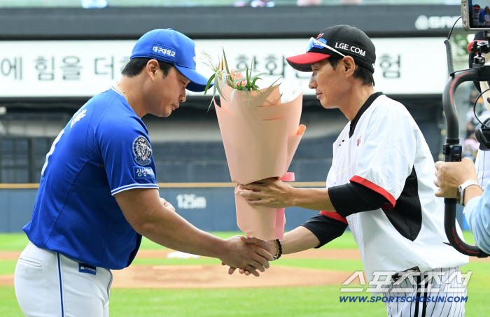  Director Yeom Kyung-yeop gives a bouquet to Oh Seung-hwan who is leaving
