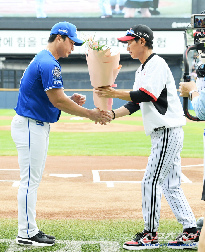  Director Yeom Kyung-yeop gives a bouquet to Oh Seung-hwan who is leaving