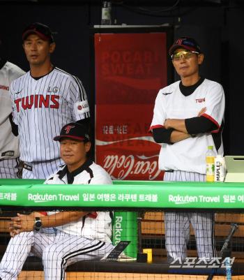  Director Yeom Kyung-yeop shakes from the first inning