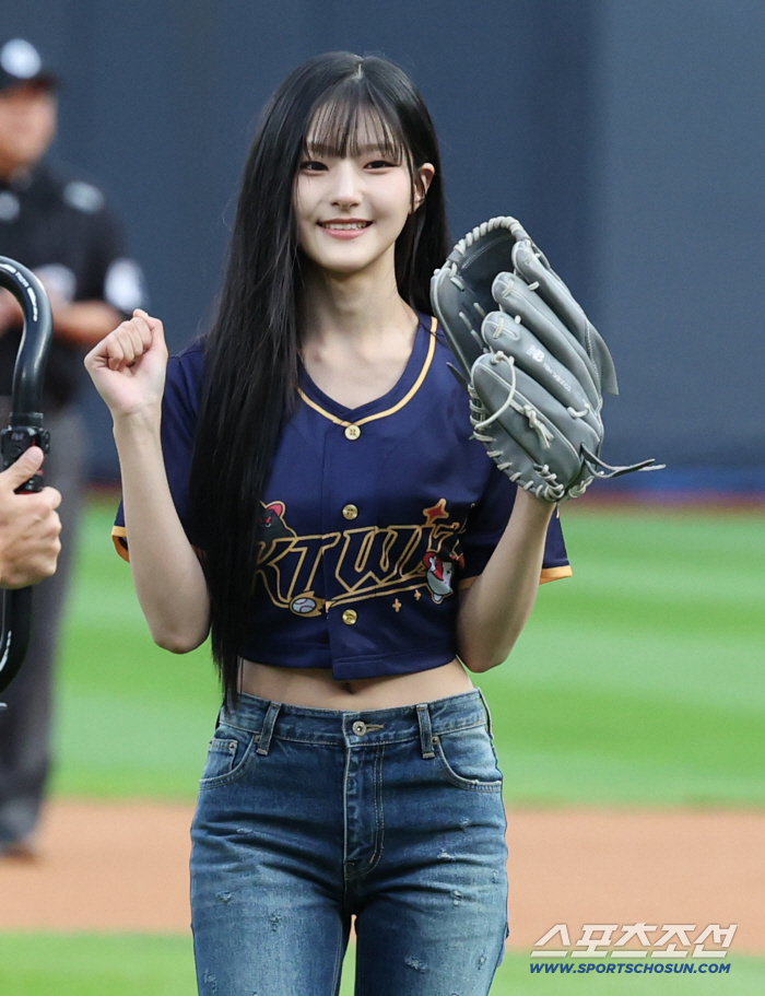  Haneul's first pitch and clenching his fist