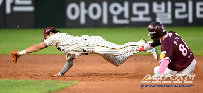  Jeon Minjae blocked the throw, but his foot fell off