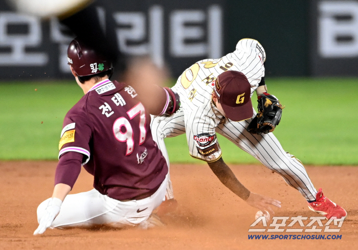  Lee Ho-joon and Jeon Tae-hyun, who failed to get the throw, are safe on second base