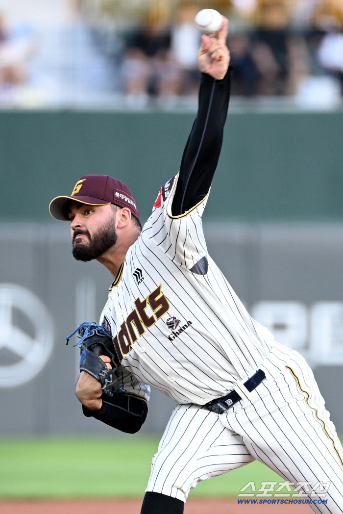  Lotte starter Gamboa's hard throw