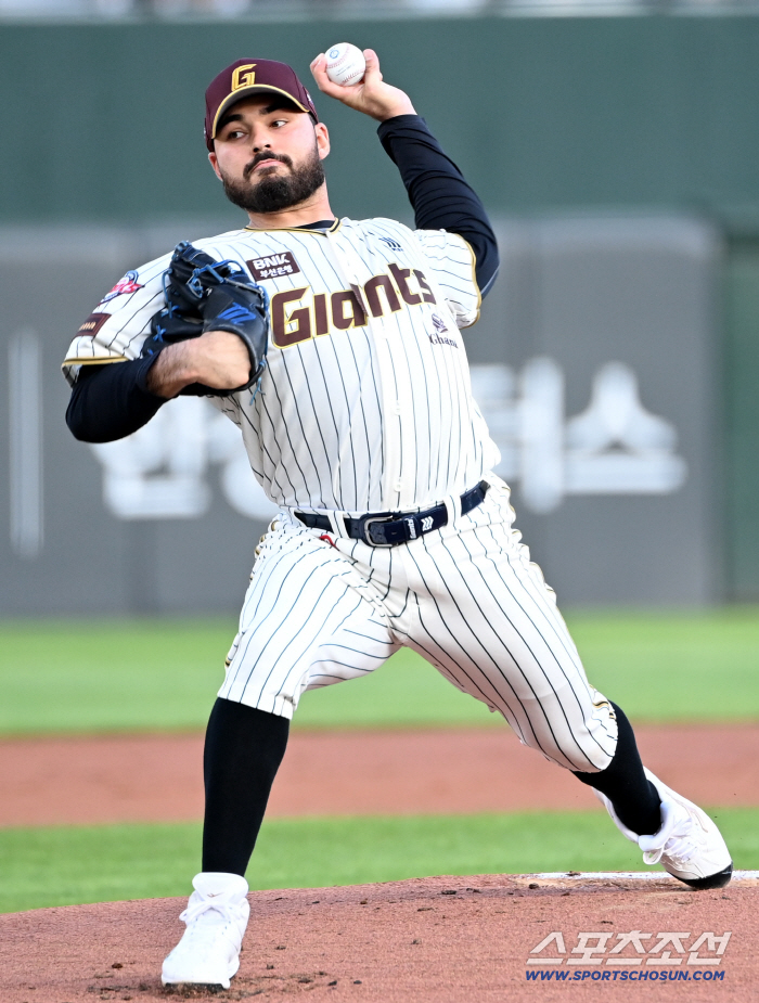  Lotte starter Gamboa's hard throw