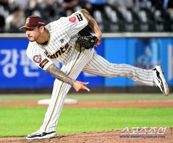  Lotte, which is losing by 9 points, Velazquez on the mound