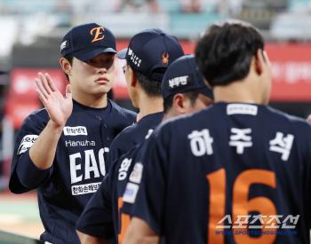  Moon Dong-ju took the mound in the sixth inning and pitched 2 scoreless innings