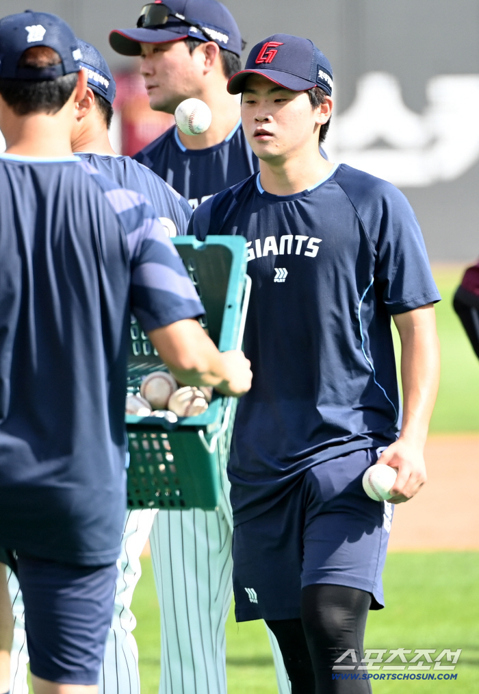  Park Chanhyung, busy hand holding the ball