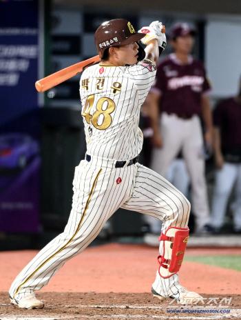  Park Gunwoo hits in his first at-bat since his professional debut!