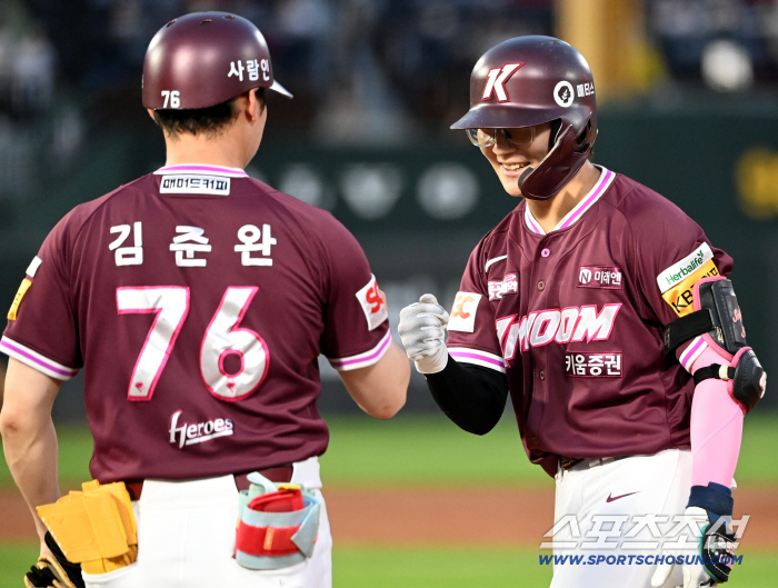  Song Ji-hoo hits a timely two-run hit and wide