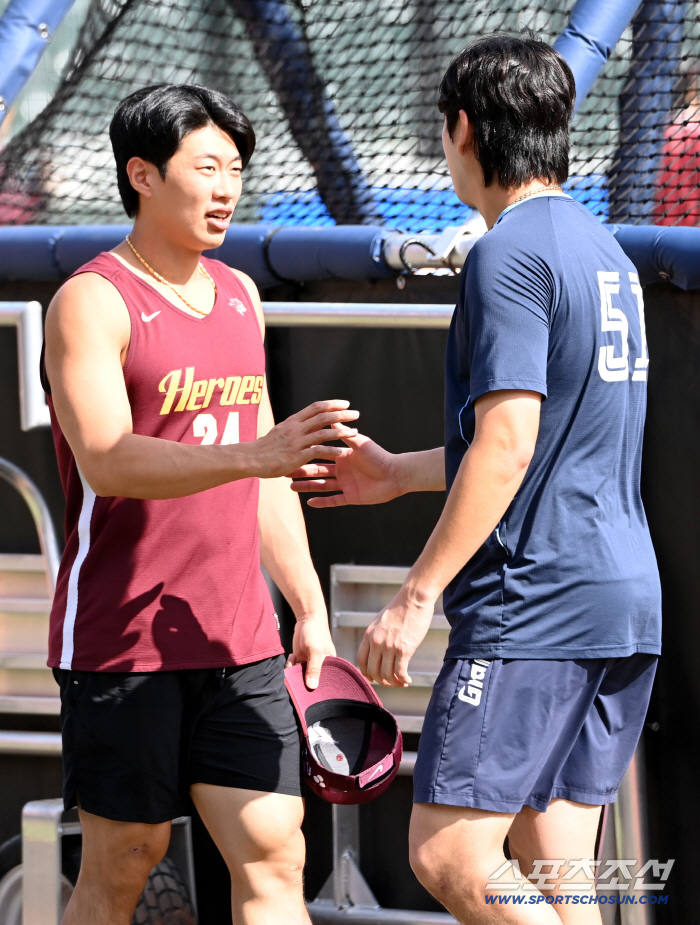  Song Seong-moon and Na Seung-yeop greet each other holding hands