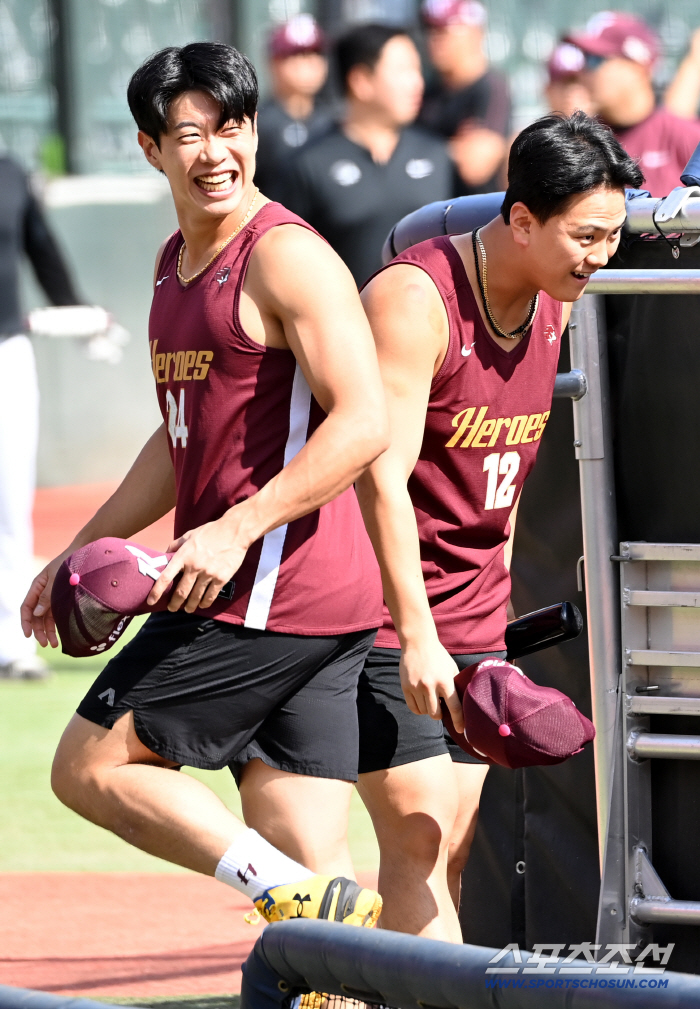  Song Sung-moon, Kim Gun-hee greets Lotte's squad