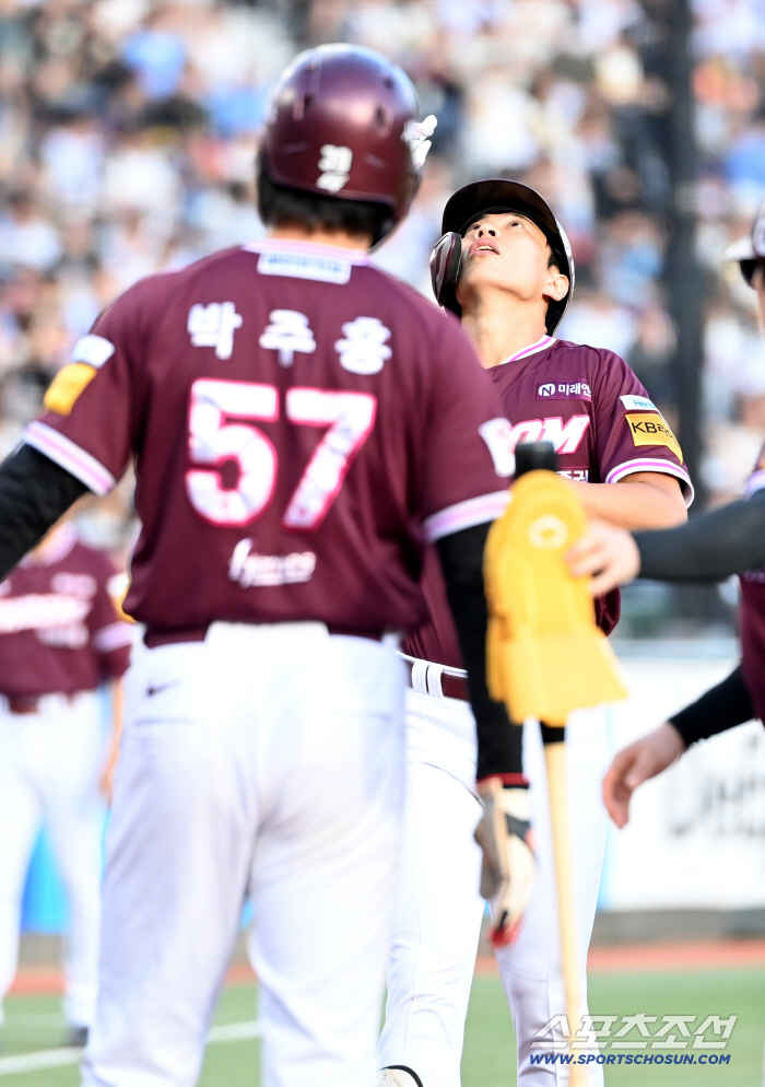  Song Sung-moon's preemptive two-run shot explodes