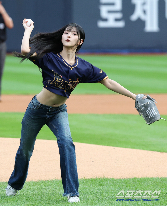  Strong first pitch like KISS OF LIFE Haneul player