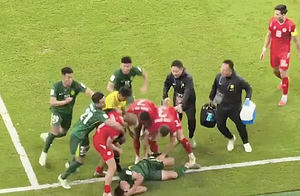 The soccer field has turned into a boxing field Chinese Vietnamese Club, Achamseo 40 Second Scuffles → Spectator Water Pitcher Chaos... a winless battle