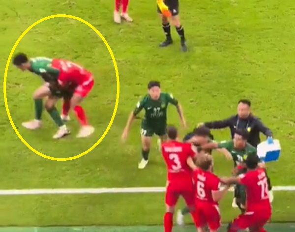 The soccer field has turned into a boxing field Chinese Vietnamese Club, Achamseo 40 Second Scuffles → Spectator Water Pitcher Chaos... a winless battle