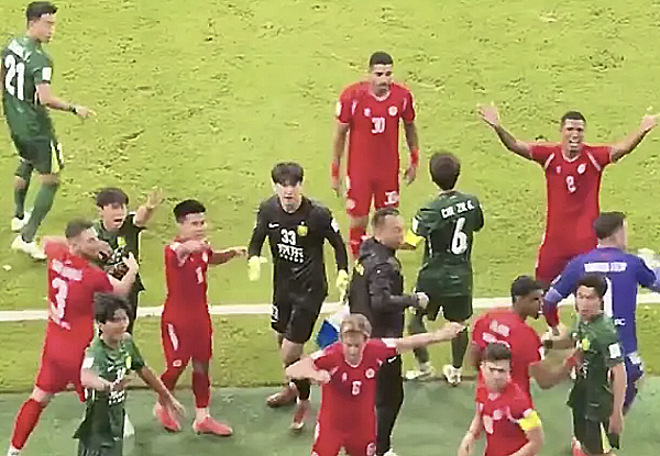 The soccer field has turned into a boxing field Chinese Vietnamese Club, Achamseo 40 Second Scuffles → Spectator Water Pitcher Chaos... a winless battle