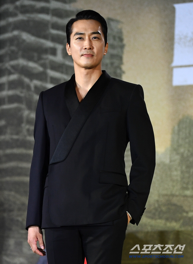 Actor Song Seung-heon is deeply saddened by his mother's image..The mortuary will be set up on the 21st