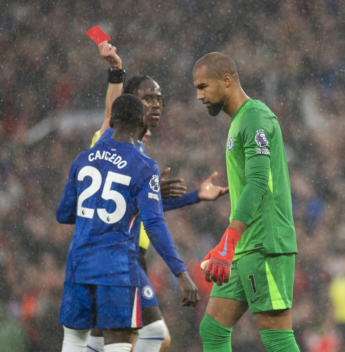 In the first half alone, 2 exits, 3 replacements, 2 goals, EPL's first closing play in the first half...Manchester United Amorim Beat Chelsea 21 to Extend Life