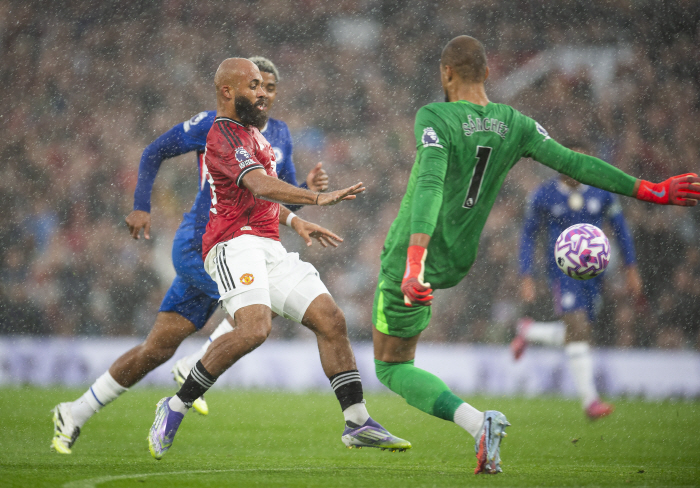 In the first half alone, 2 exits, 3 replacements, 2 goals, EPL's first closing play in the first half...Manchester United Amorim Beat Chelsea 21 to Extend Life