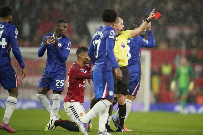 In the first half alone, 2 exits, 3 replacements, 2 goals, EPL's first closing play in the first half...Manchester United Amorim Beat Chelsea 21 to Extend Life