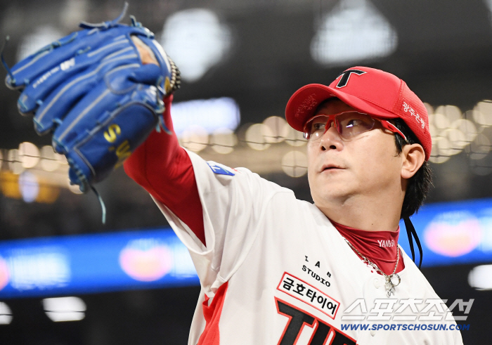 He also wrote the first KBO history, and there is another one left…How will 3.6 billion standard be treated as KIA vs. pitcher