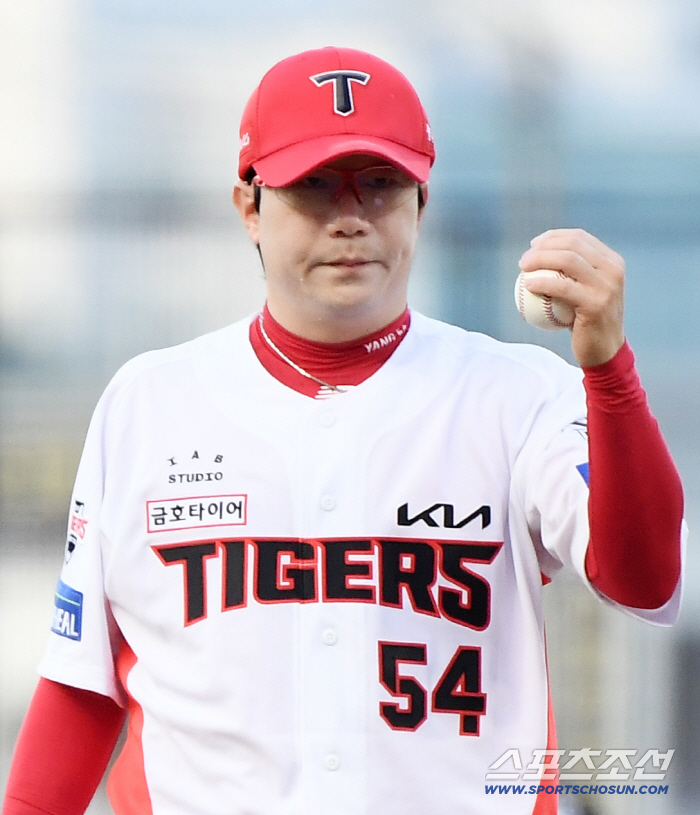 He also wrote the first KBO history, and there is another one left…How will 3.6 billion standard be treated as KIA vs. pitcher