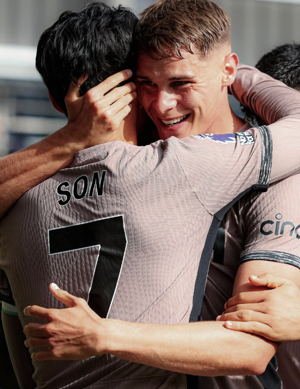Heung-min, I love you, SON. Tottenham's special ace, who eagerly supported SON, doubled his weekly salary in two years before signing a new contract for exceptional treatment