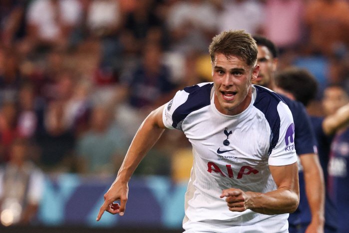 Heung-min, I love you, SON. Tottenham's special ace, who eagerly supported SON, doubled his weekly salary in two years before signing a new contract for exceptional treatment