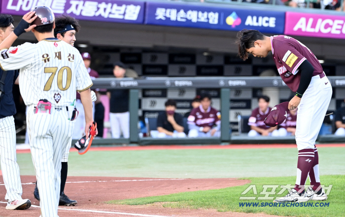 Hwang Sung-bin showed both smile → steal success → score to the opposing rookie even after being hit by a head shot