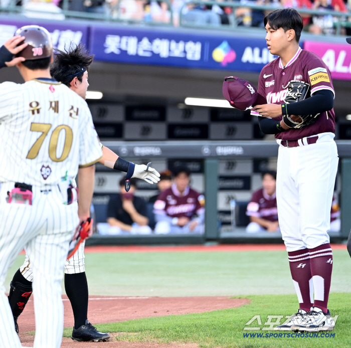 Hwang Sung-bin showed both smile → steal success → score to the opposing rookie even after being hit by a head shot